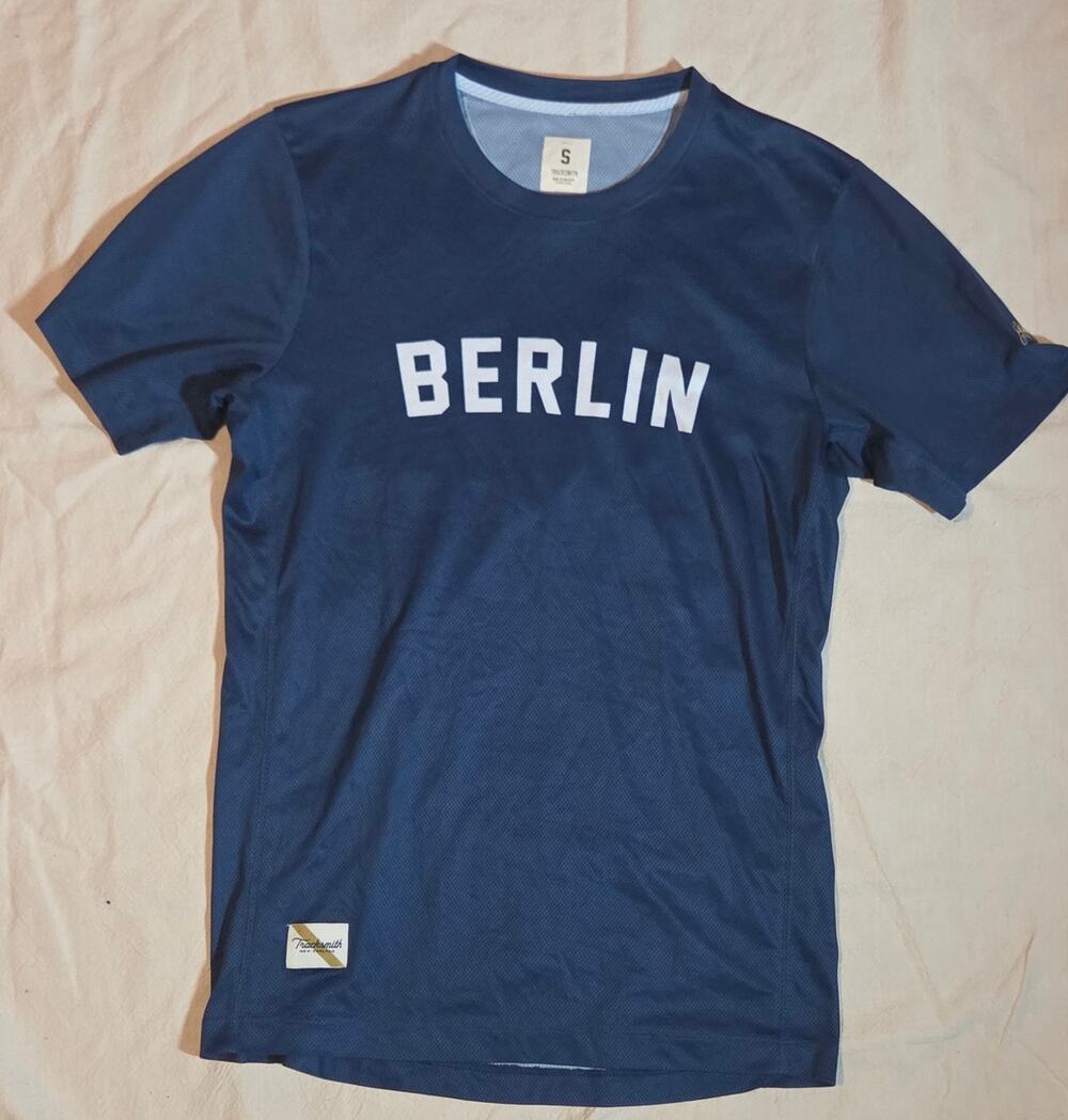 Tracksmith Berlin Edition Twilight Running Shirt | Men's Small | Navy